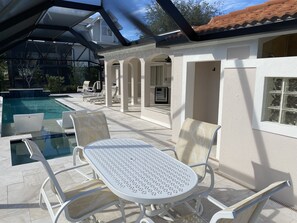 Outdoor dining - EASY 5-Min Walk to Beach Path! NEW Saltwater Pool & Spa, Steps to Dining & Shops (Marco Island)
