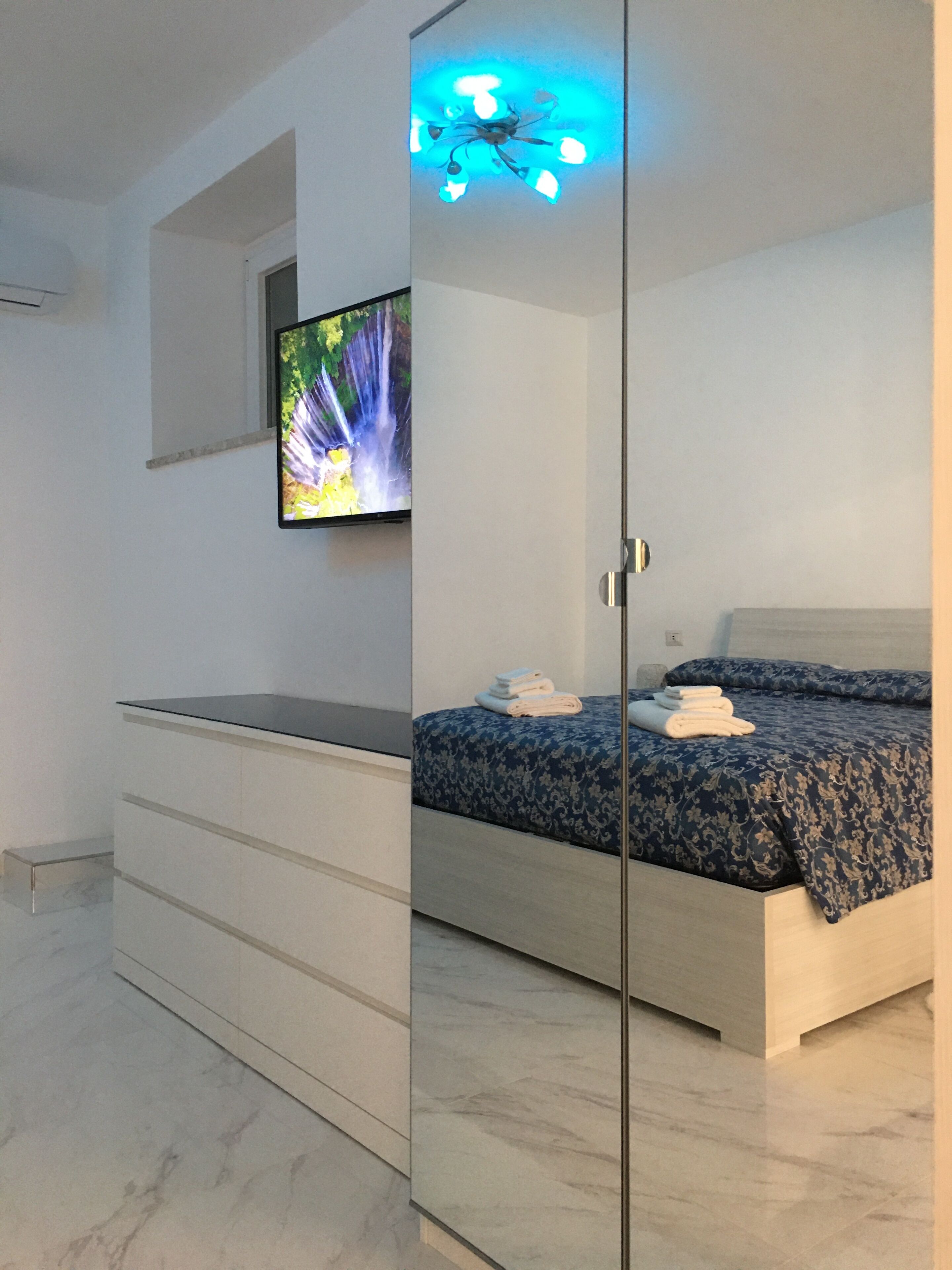 1 camera, Wi-Fi, lenzuola