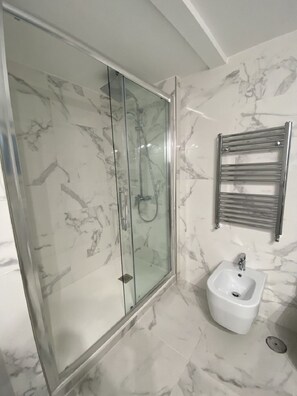 Shower, hair dryer, bidet, towels - The Cove Downtown 1.3 km From Beach (Formia)