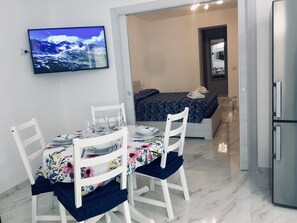 1 bedroom, WiFi, bed sheets - The Cove Downtown 1.3 km From Beach (Formia)