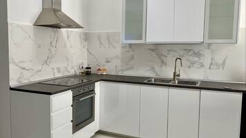 Frigorifero, microonde, forno, piano cottura