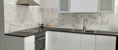 Kühlschrank, Mikrowelle, Ofen, Herdplatte