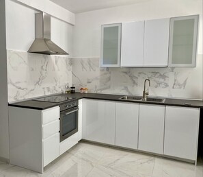 Frigorifero, microonde, forno, piano cottura