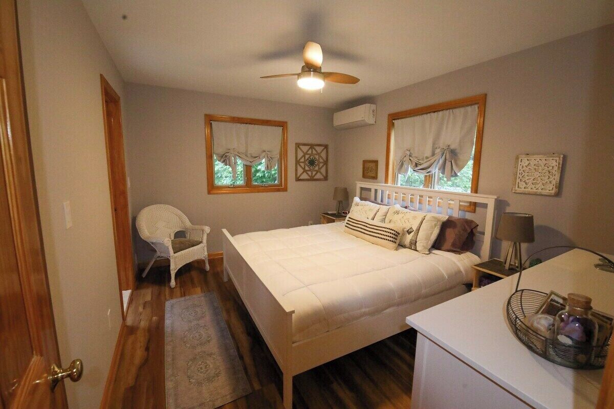 3 bedrooms, desk, iron/ironing board, free WiFi