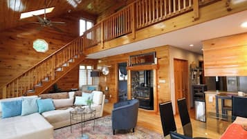 Smart TV, chimenea y oficina