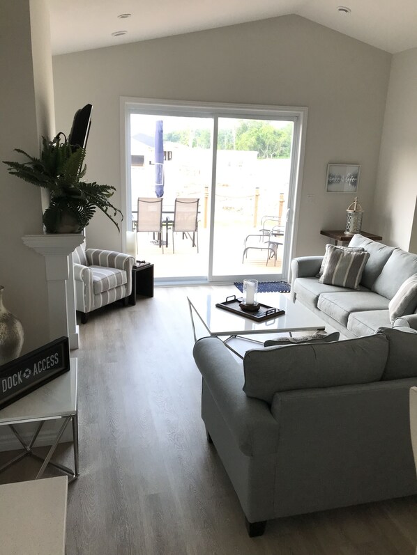 Smart-TV, peis, bøker og kontorer