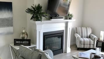 Smart TV, fireplace, books, offices