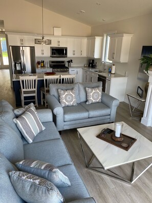 Smart-TV, peis, bøker og kontorer