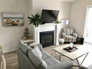 Smart-TV, peis, bøker og kontorer