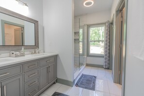 Baignoire, sèche-cheveux, serviettes fournies, savon