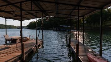 Una piscina al aire libre, una piscina climatizada