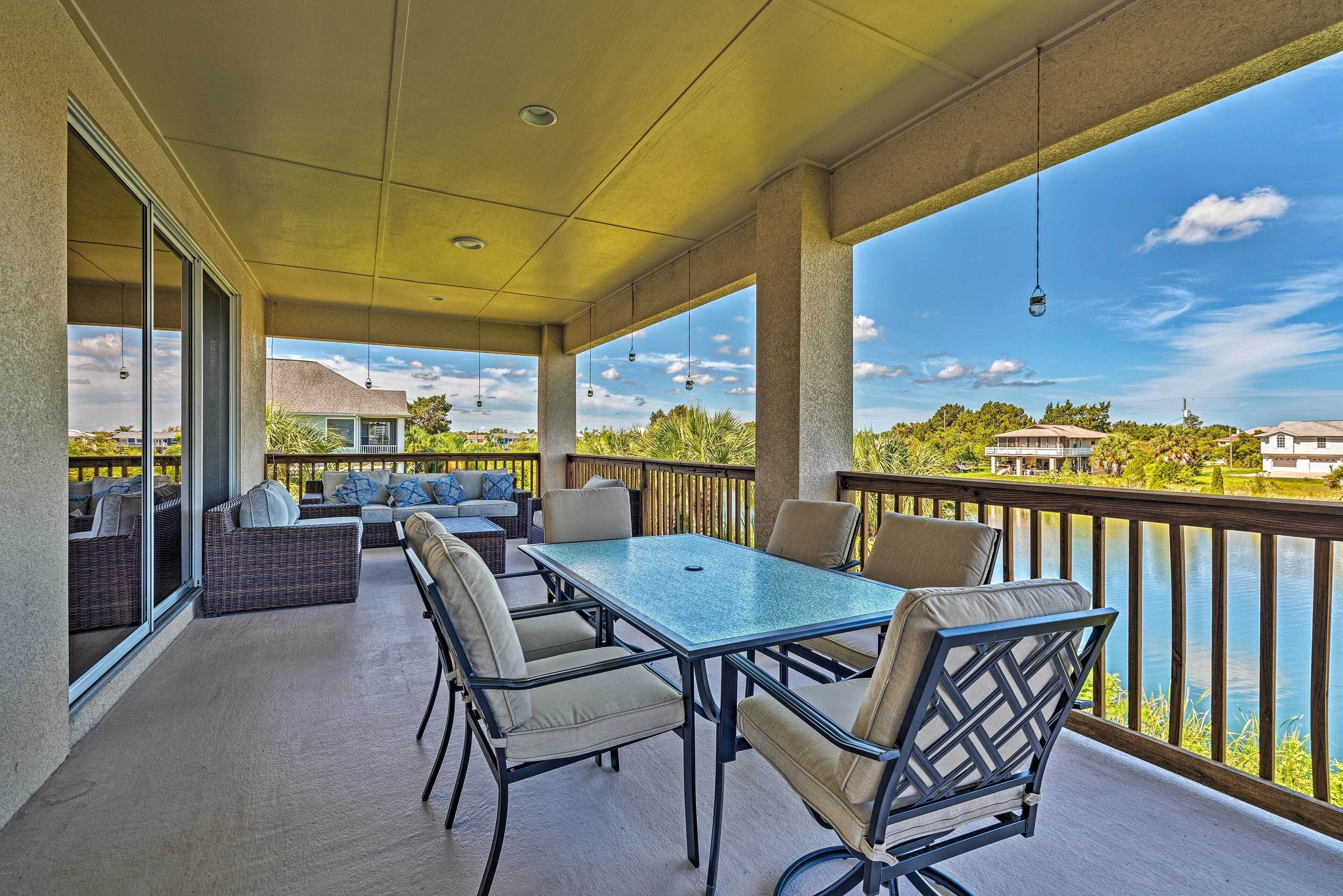 Bright Bayfront Home < 2 Mi to Hernando Beach!