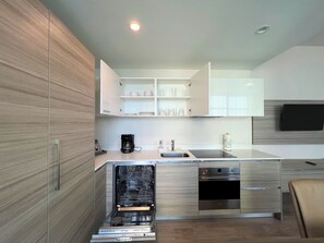 Coffee/tea maker, fridge, microwave, oven