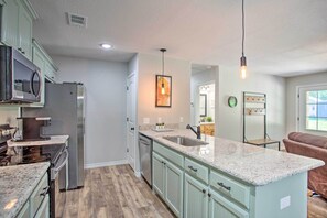 Fridge, microwave, stovetop, dishwasher