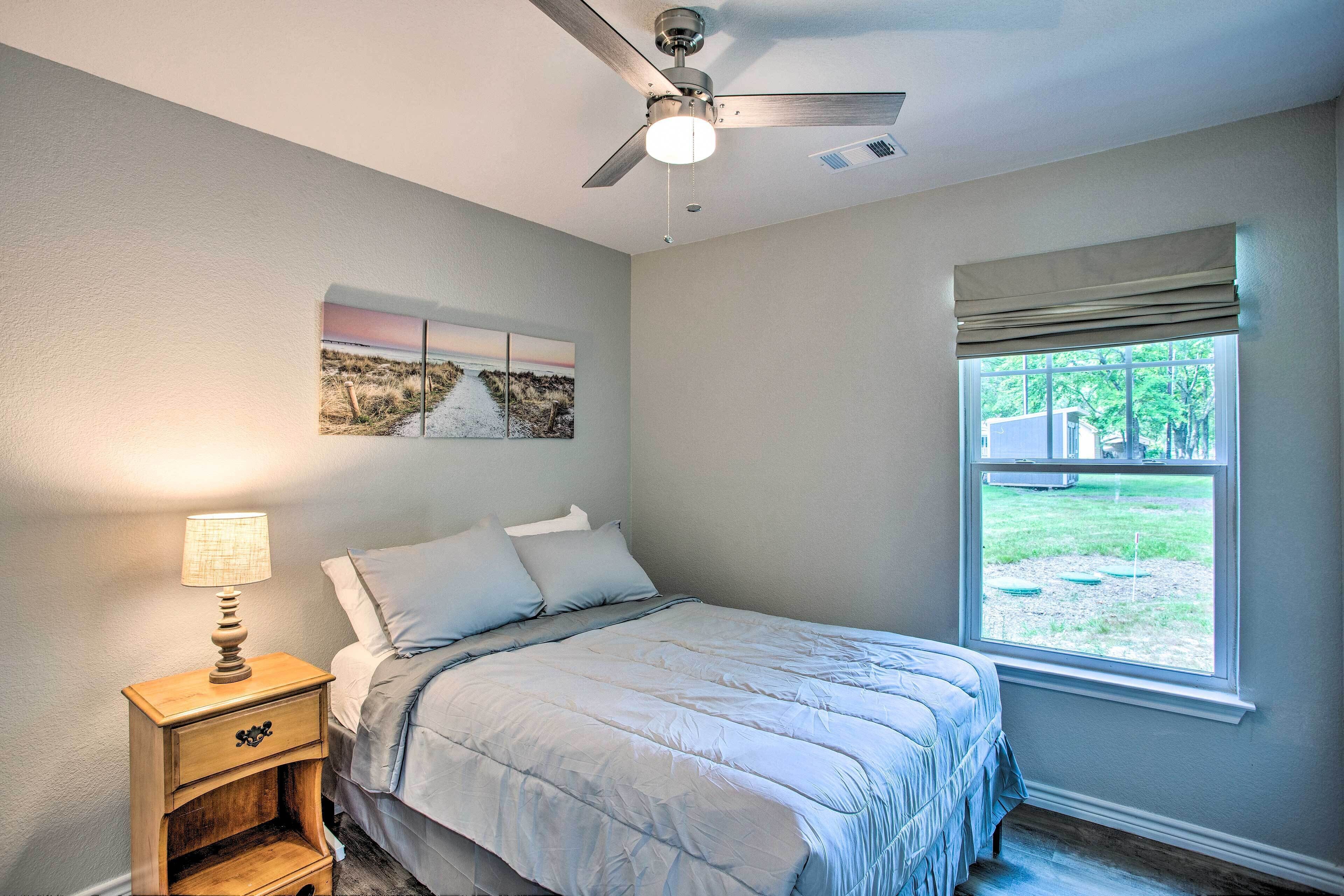 3 bedrooms, iron/ironing board, internet, bed sheets