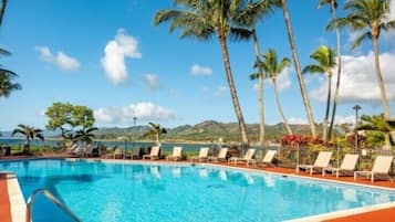 Utendørsbasseng og et oppvarmet basseng