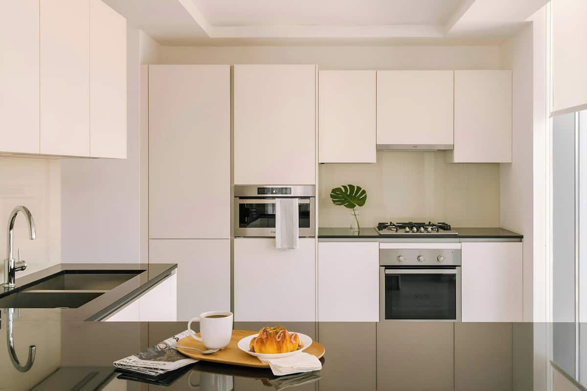 Full-size fridge, microwave, oven, stovetop