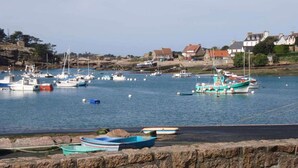 A harbor with boats docked and houses in the background. - Appartement Résidence le Casino à Perros Guirec (PERROS GUIREC)
