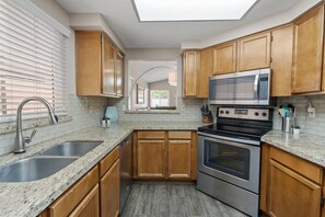 Frigorifero, microonde, forno, piano cottura