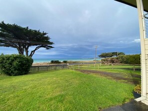 Property grounds - Seaspray Beach House - Pet Friendly - 50m to Beach (Apollo Bay)