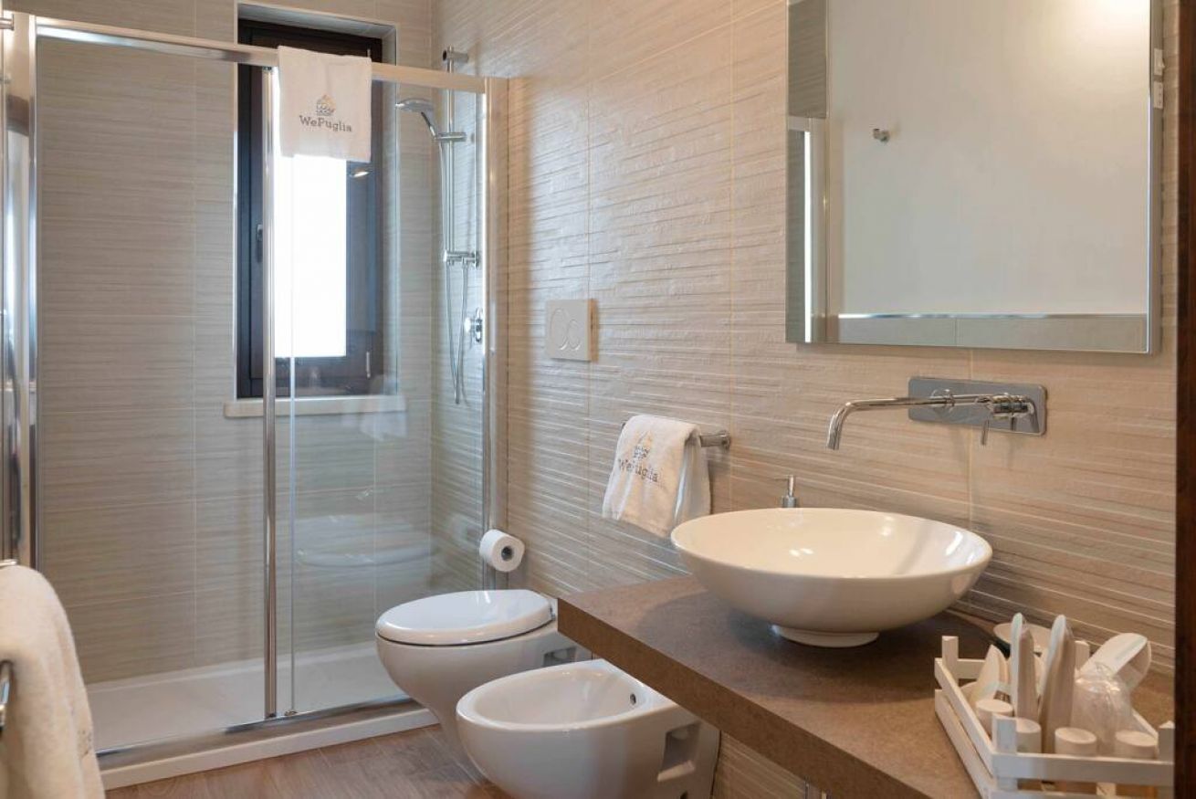 Bruser, hårtørrer, bidet, håndklæder