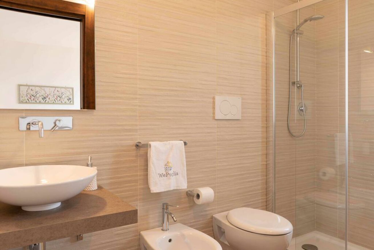 Bruser, hårtørrer, bidet, håndklæder
