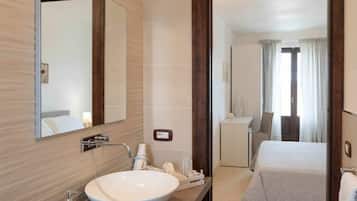 1 bedroom, desk, WiFi, bed sheets