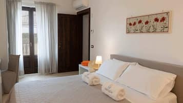 1 bedroom, desk, WiFi, bed sheets