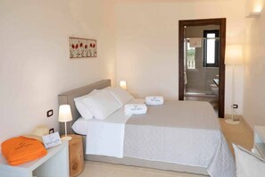 1 bedroom, desk, WiFi, bed sheets