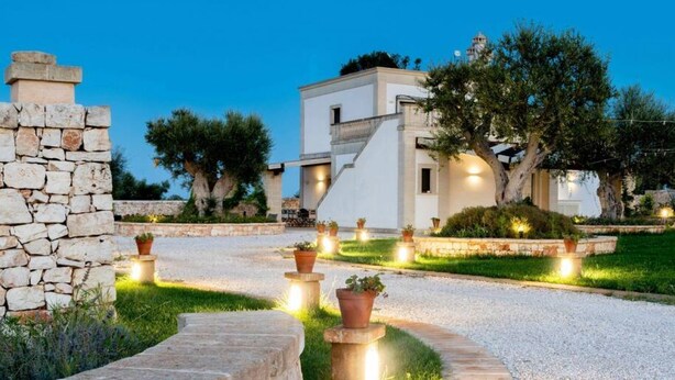 A modern villa with a stone wall and a paved driveway leading to the entrance. - TERRA TERRA - Masseria Minunni - Suite C.Tartara (Conversano)