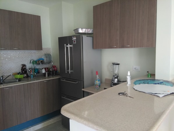 Microwave, oven, stovetop, cookware/dishes/utensils