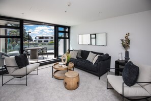 Smart TV - Designer Seaview Chic accommodation for the discerning traveler (Mount Maunganui)