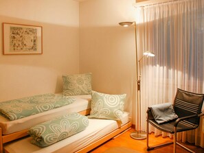 1 bedroom, travel crib