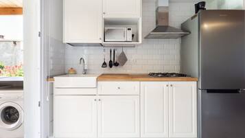 Microondas, tostadora y trona infantil