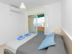 2 bedrooms, free WiFi - Lovely apartment for 4 guests with pool, A/C, WIFI, TV and balcony (Cunit)