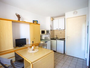 Mikrowelle, Ofen, Hochstuhl, Gefrierschrank