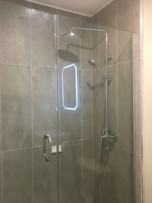 Douche, douche à « effet pluie », sÚche-cheveux, serviettes fournies
