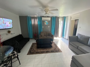 Smart TV - Eddy’s Beachfront Apartment (Ocho Rios)