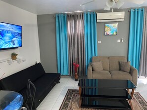 Smart TV - Eddy’s Beachfront Apartment (Ocho Rios)