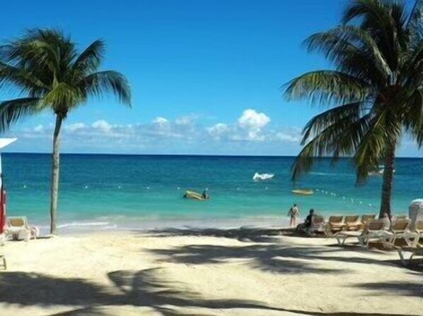 Playa en los alrededores, camastros y toallas de playa 