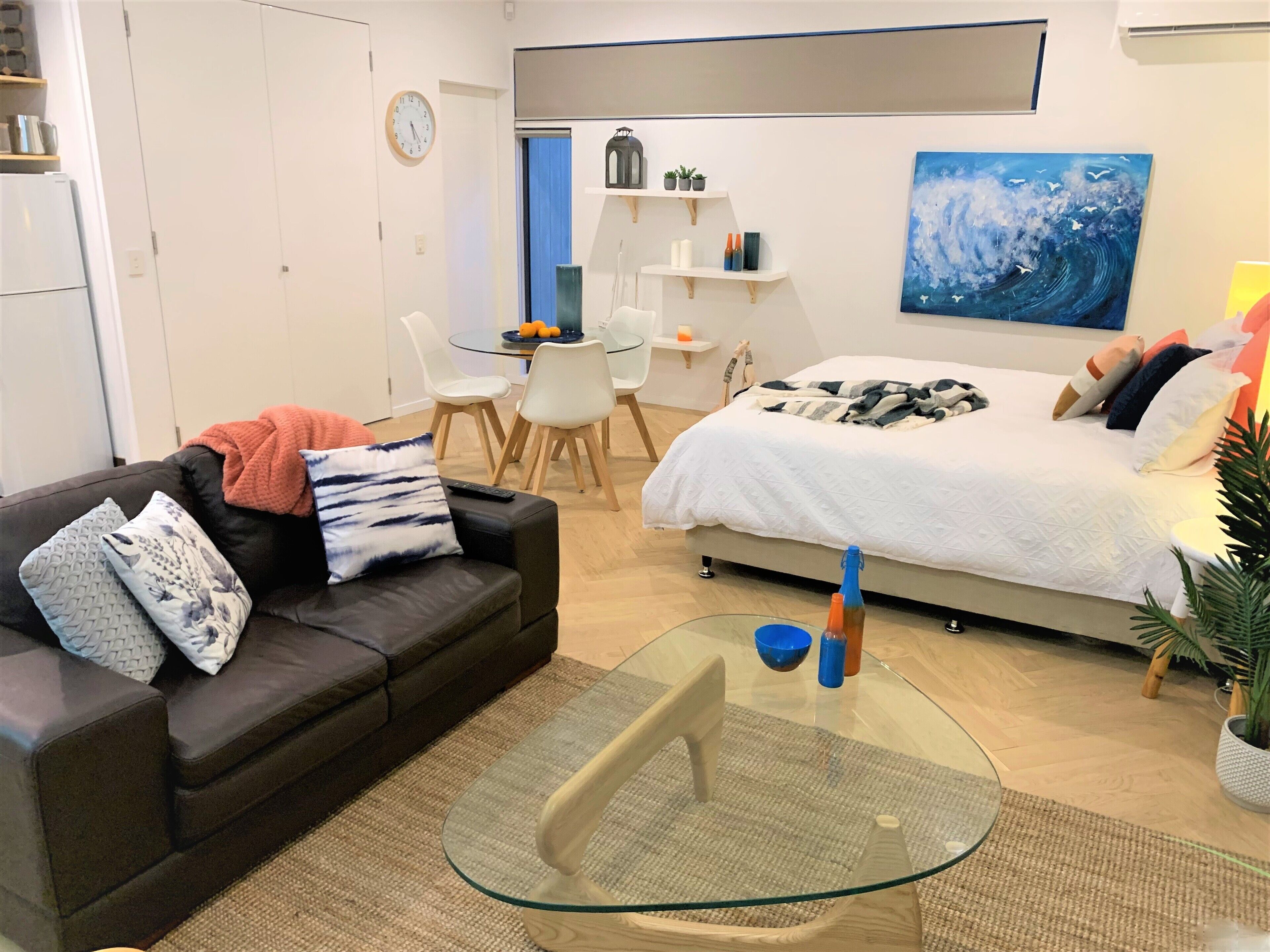 Bayside Port Melbourne Studio Apartment — image 16