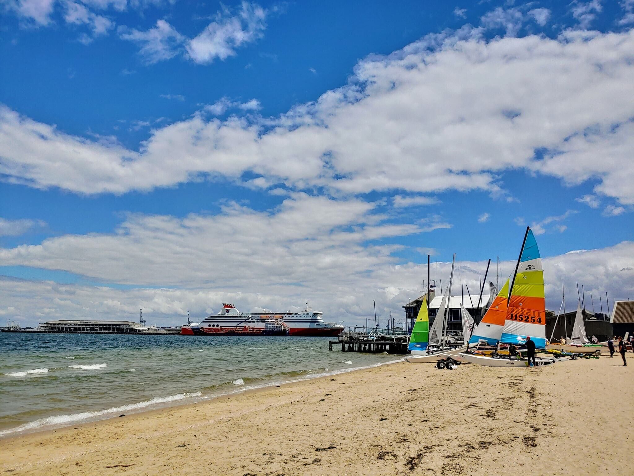 Bayside Port Melbourne Studio Apartment — image 24