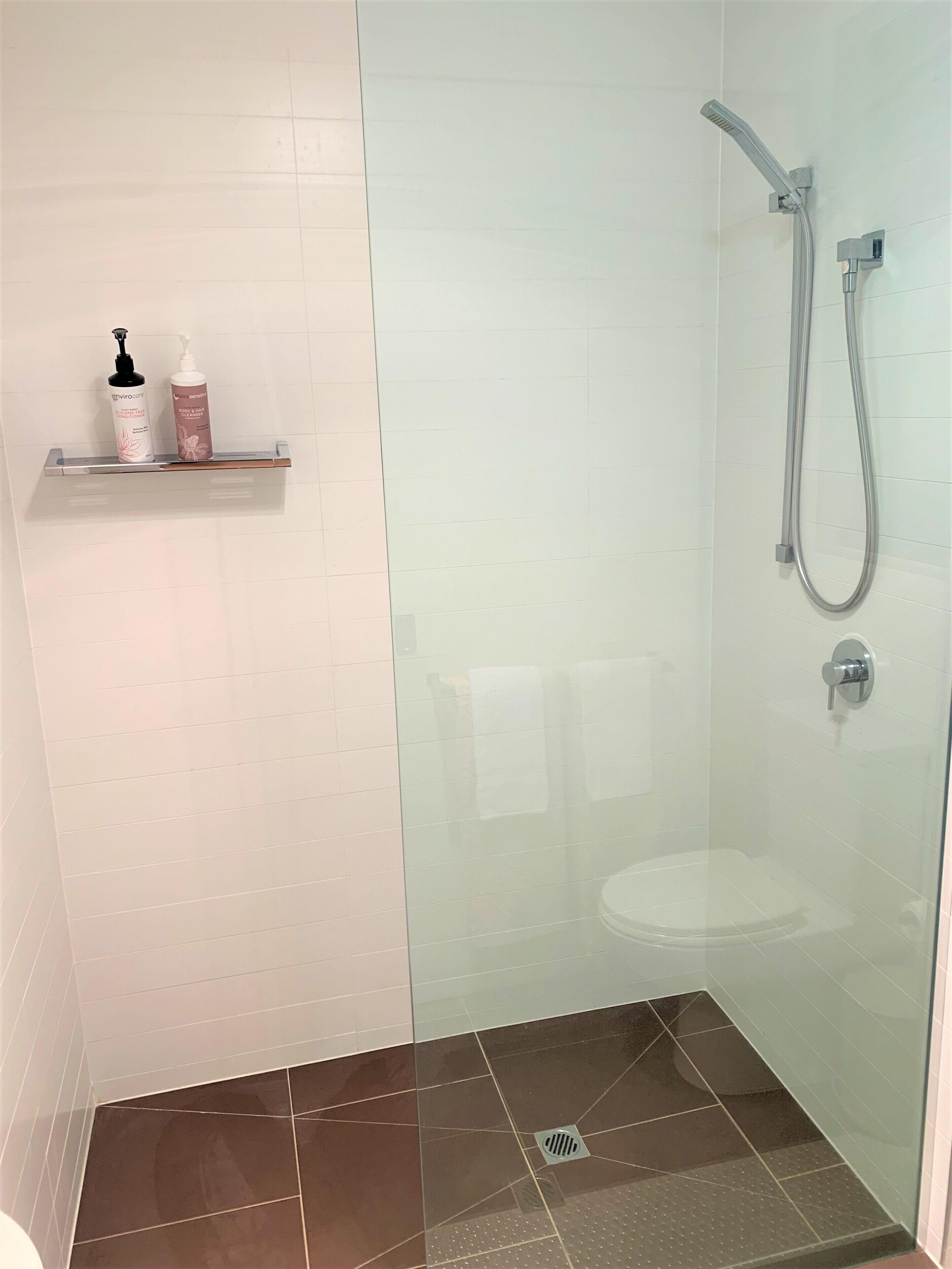 Bayside Port Melbourne Studio Apartment — image 8