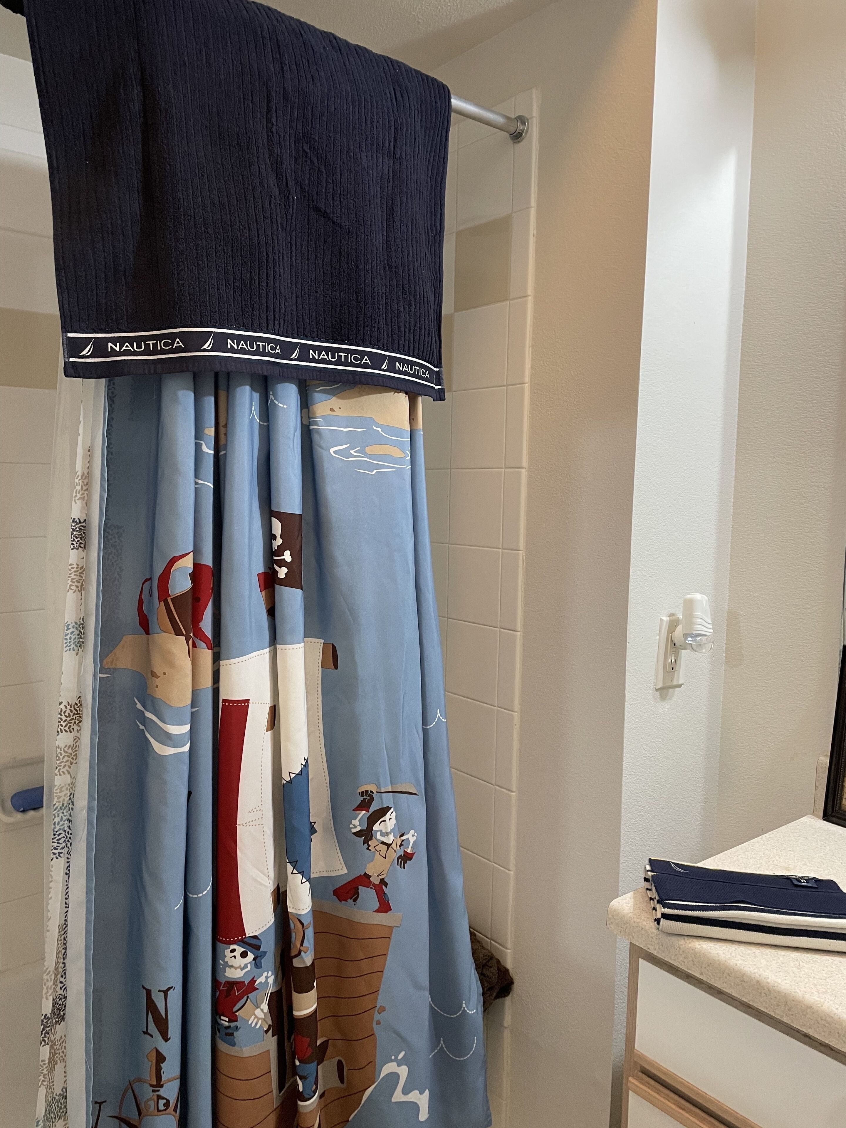 Ensemble douche/baignoire, serviettes fournies