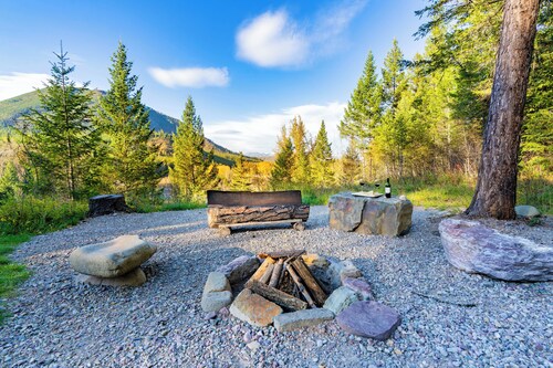 Grandma’s Cabin, West Glacier riverfront kid/pet friendly, 1 mile from Glacier!