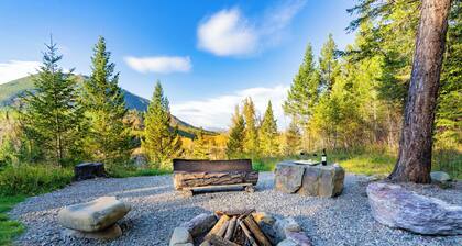 Grandma’s Cabin, West Glacier riverfront kid/pet friendly, 1 mile from Glacier!