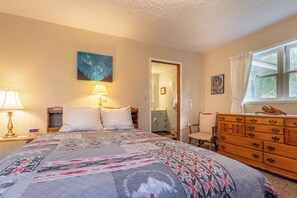3 soverom, skrivebord, strykejern/-brett og reiseseng for barn