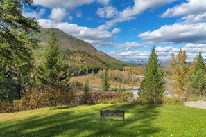 Property grounds - Grandma’s Cabin, West Glacier riverfront kid/pet friendly, 1 mile from Glacier! (West Glacier)