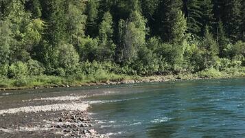 Chaises longues, serviettes de plage