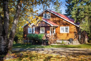 Exterior - Grandma’s Cabin, West Glacier riverfront kid/pet friendly, 1 mile from Glacier! (West Glacier)
